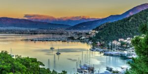 A popular cidade turística chega a mais de 250 mil pessoas na temporada. Um dos principais destinos da Turquia, Marmaris ganha vida no verão