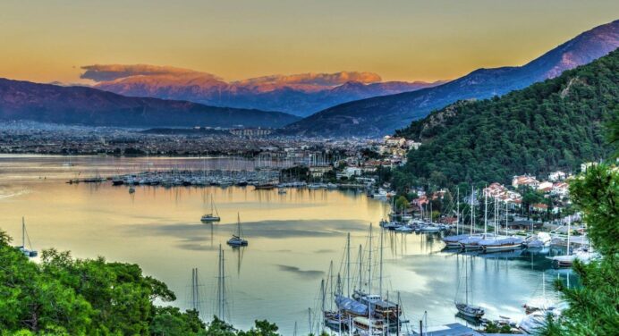 Marmaris ganha vida no verão